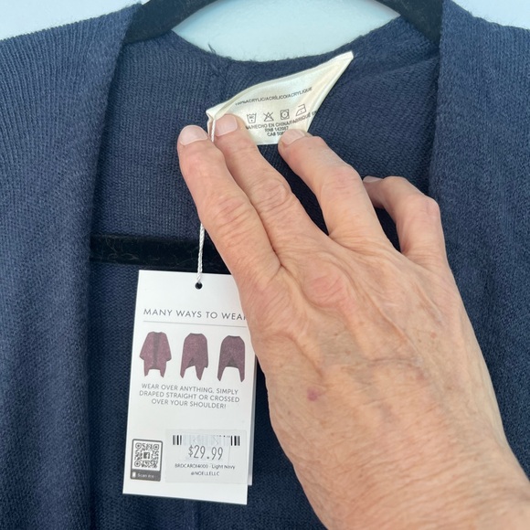 🧡🧡🧡Buy 1 get 1 of equal/less price free! Simply Noelle Navy Blue Shawl - Picture 2 of 5